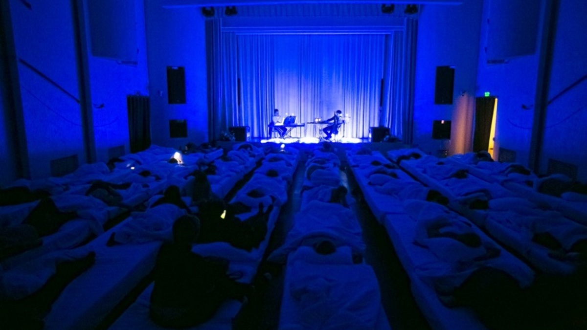Во время ночных перформансов «Sleep concert. Путешествие в себя» зрителям предложили кровати вместо кресел.