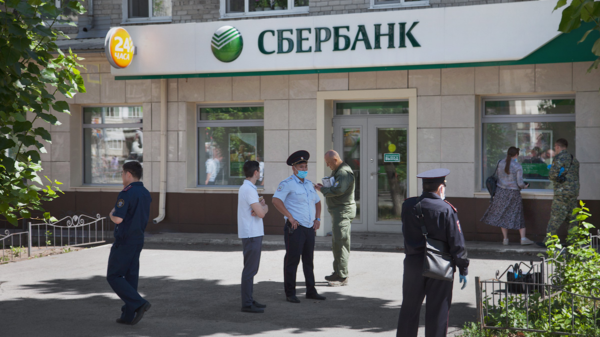 Отделение Сбербанка, в котором мужчина захватил в заложники несколько человек, Тюмень, 7 июля 2021 г.
