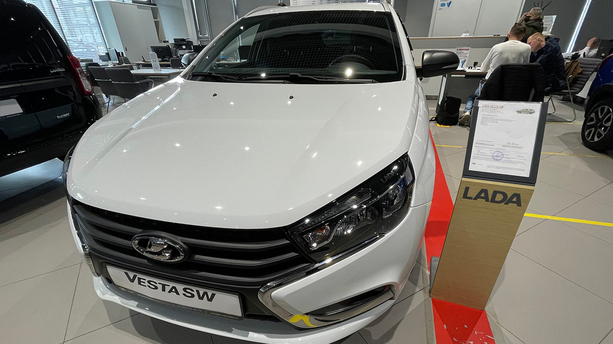 АвтоВАЗ поднял цены на Lada второй раз за месяц. Таблица :: Autonews