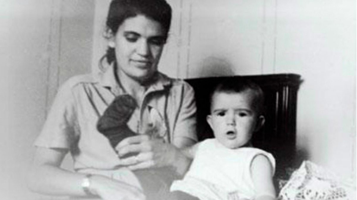 Журналист и правозащитник Николай Сванидзе родился в 1955 году в Москве. Его отец был одним из руководителей «Политиздата» при ЦК КПСС, мать — историком-медиевистом и преподавателем МГУ и Историко-архивного института (теперь — РГГУ). Оба деда были репрессированы: дед по линии матери попал за решетку в результате доноса, дед по линии отца был первым секретарем Тбилисского обкома партии и умер во время допроса в Тбилиси. Версию, что дед со стороны отца был родственником первой жены Иосифа Сталина Екатерины Сванидзе, Николай опровергал: «Нет, это совершенно разные люди, однофамильцы».
Сванидзе учился в специализированной школе с углубленным изучением английского языка (сейчас — № 1522). Затем поступил на исторический факультет МГУ, который окончил в 1977 году. После университета работал младшим научным сотрудником в Институте США и Канады АН СССР, а с 1990 года преподавал в Историко-архивном институте.