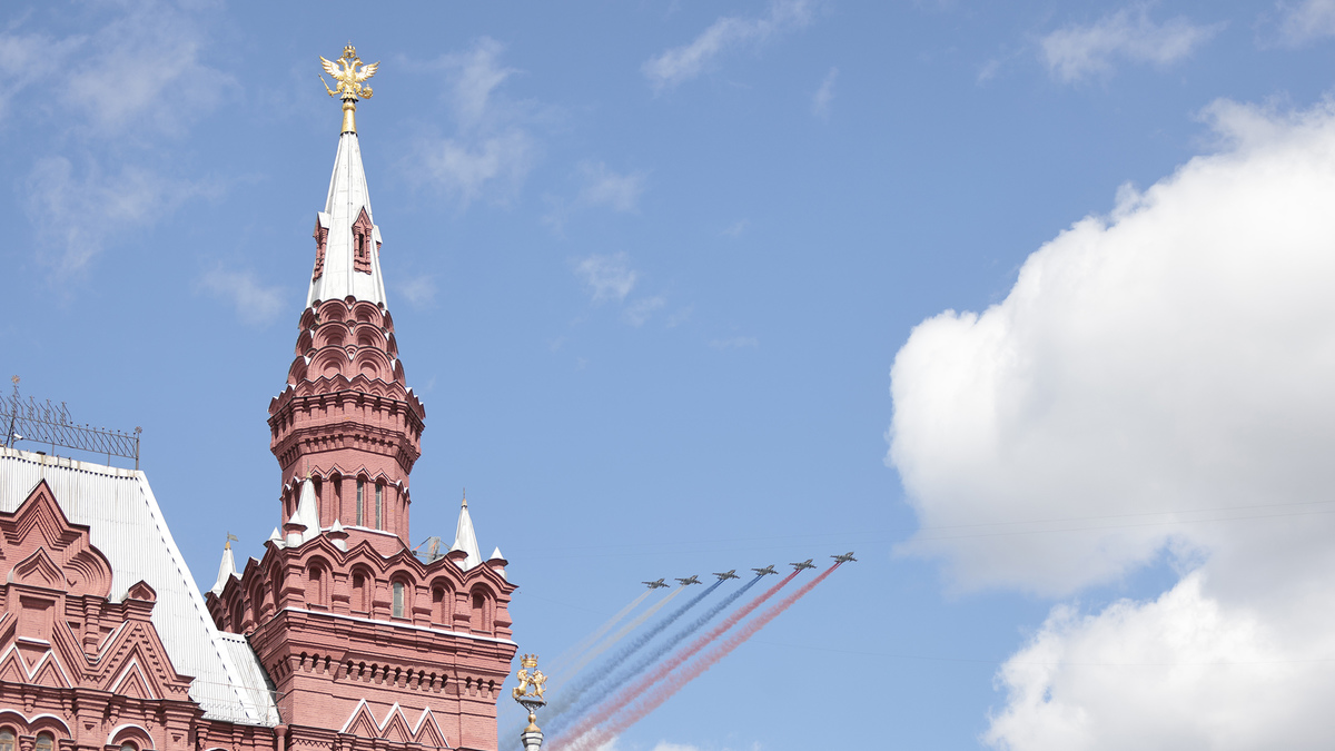 Центральным событием торжественных мероприятий стал парад на Красной площади в Москве. За ним наблюдали лидеры боле 25 государств и ветераны войны. В пеших колоннах прошли в том числе представители иностранных государств. &laquo;Бессмертный полк&raquo; в столице прошел в онлайн-формате