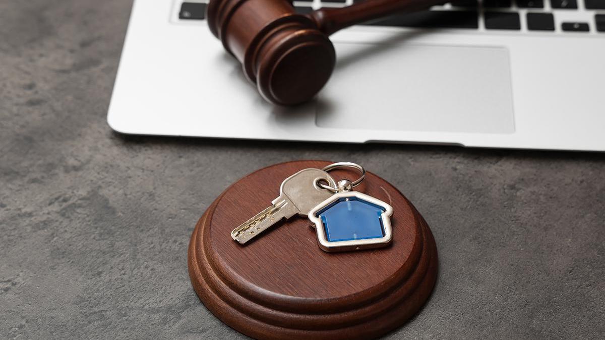 ВС разрешил изъять единственное жилье наследника за долги отца | РБК  Недвижимость