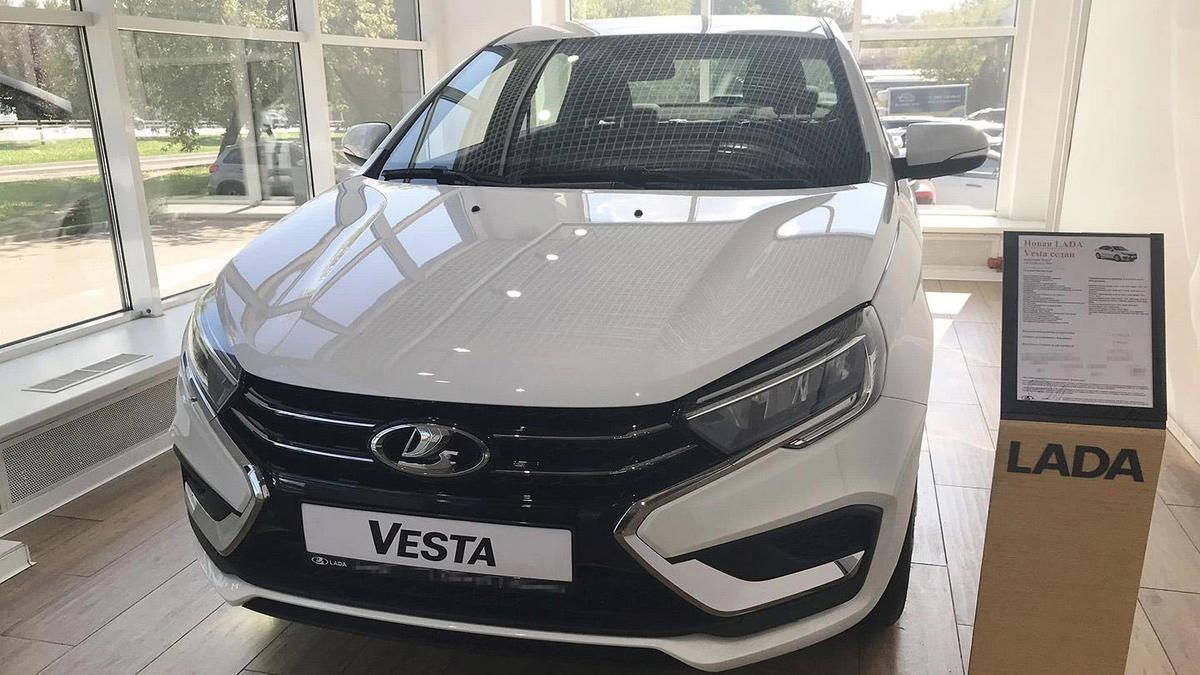 У Lada Vesta появилась самая простая комплектация. Сколько стоит и чего в  ней нет :: Autonews