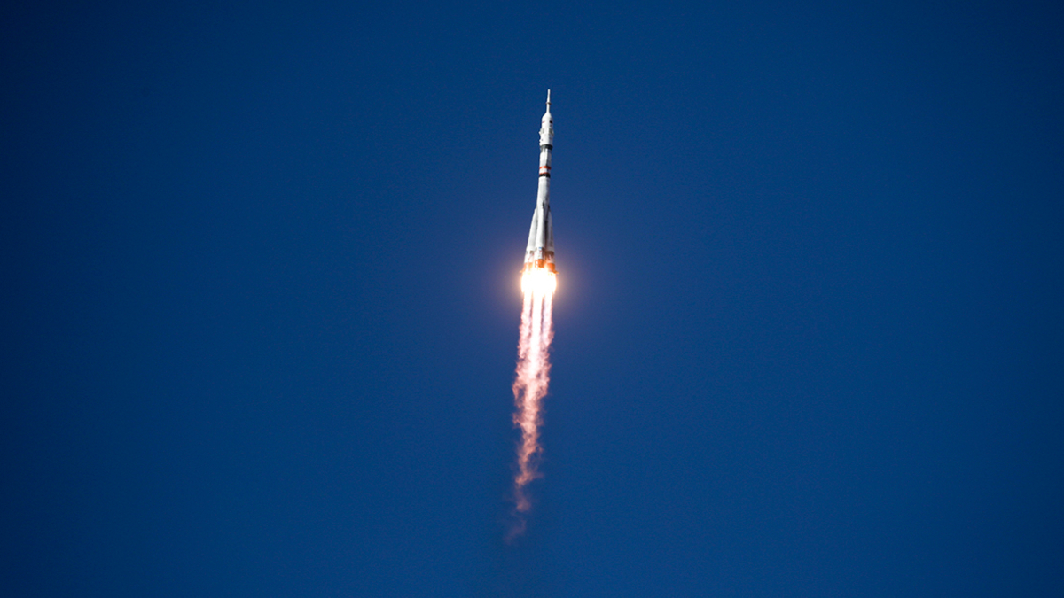 Запуск РН «Союз-2.1а» с кораблем «Союз МС-19» со съемочной группой фильма «Вызов»