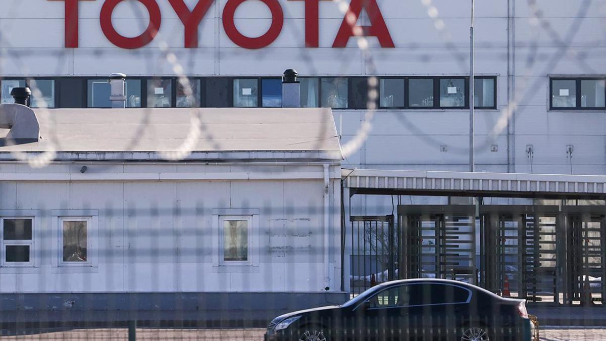 Ъ» узнал, зачем на завод Toyota в Петербурге приехали машины силовиков — РБК