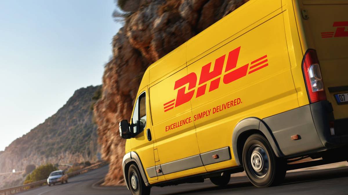 DHL приостановила доставку грузов и документов в Россию | РБК Инвестиции