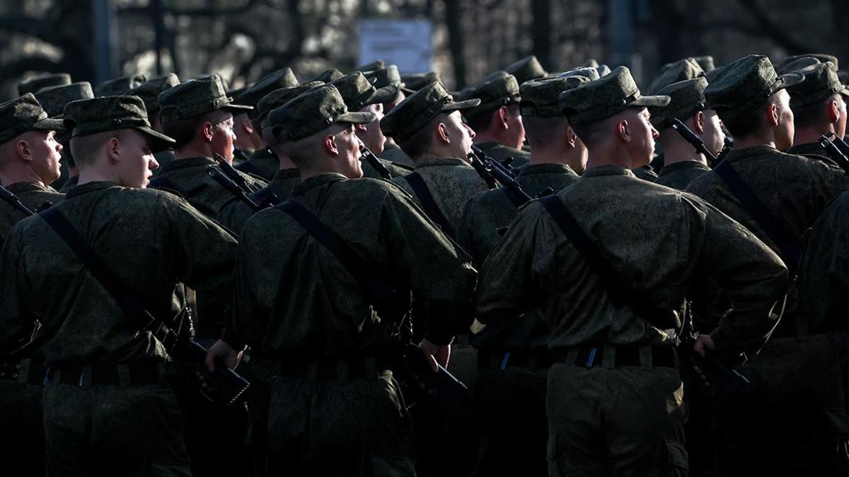 Власти предложили запретить дискриминацию при найме из-за службы в армии —  РБК