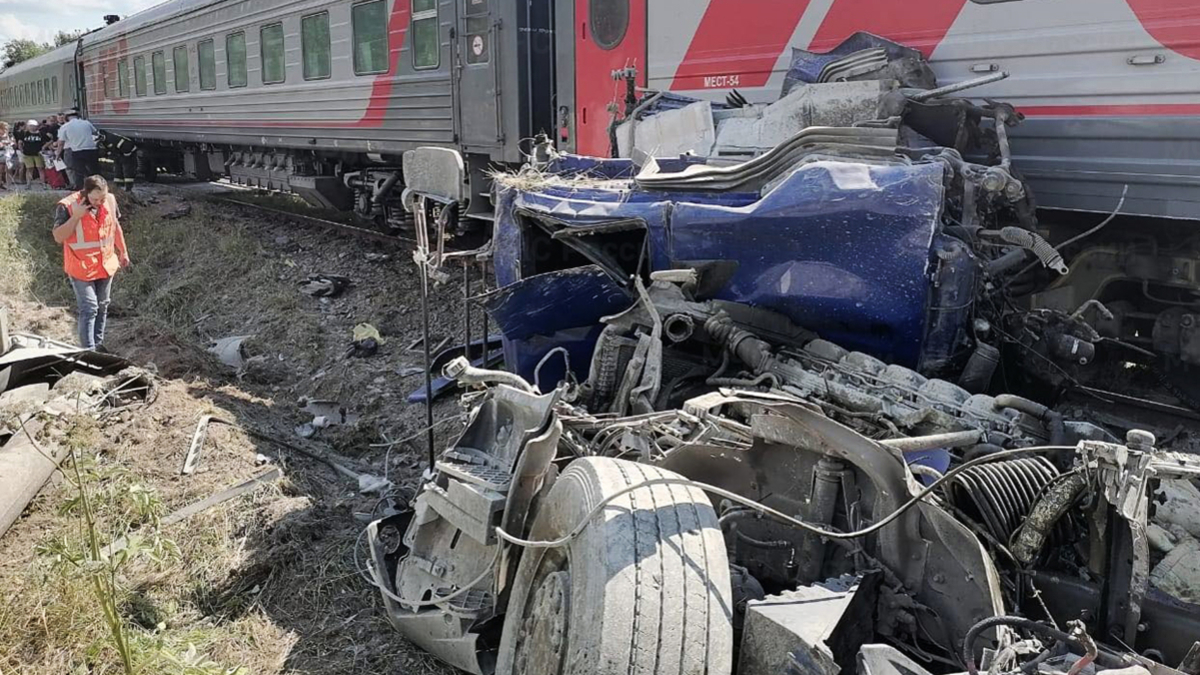 В Калужской области поезд столкнулся с цементовозом — РБК