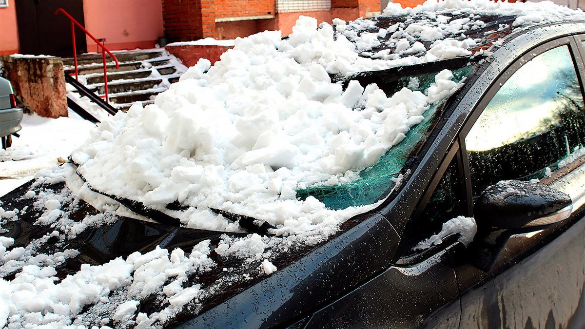 Что делать в случае падения снега с крыш на ваше имущество?