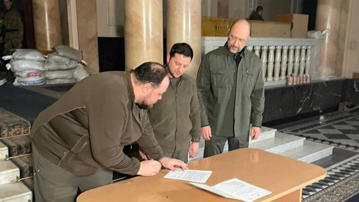 Зеленский подписал заявку на вступление Украины в ЕС — РБК