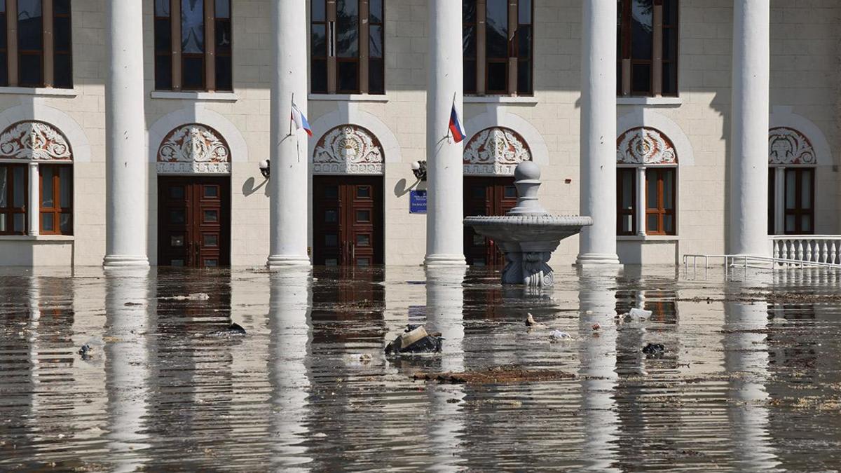 В Новой Каховке назвали сроки схода воды после разрушения ГЭС — РБК