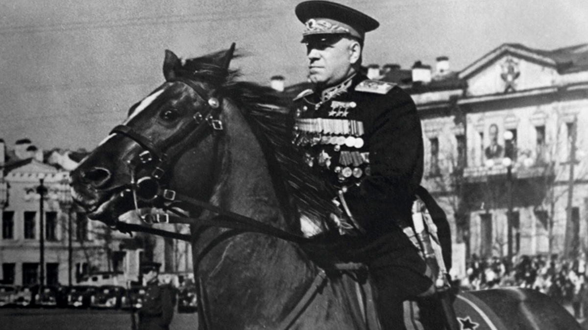 Маршал Советского Союза Георгий Константинович Жуков на площади 1905 года в Свердловске (сегодня Екатеринбург)