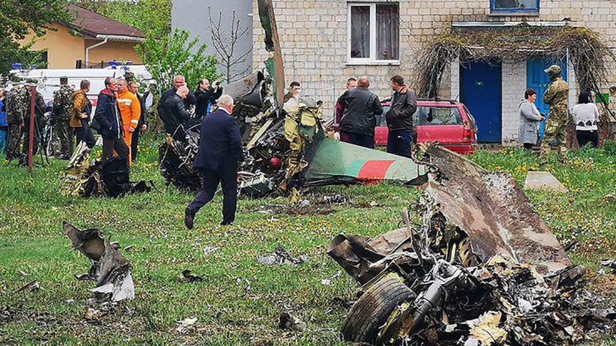 На месте падения самолета Як-130 Вооруженных сил Белоруссии