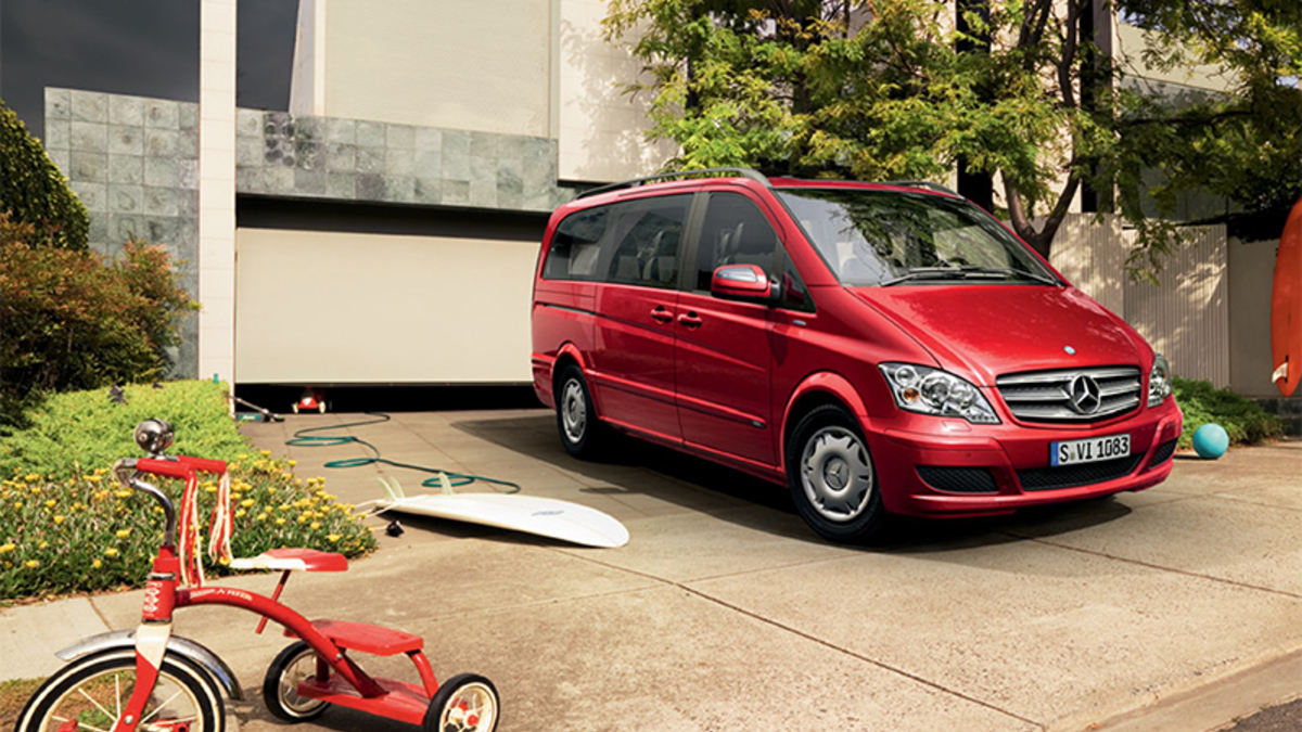 Mercedes-Benz Viano

Примерная стоимость: 2,5-4 млн руб.

Владелец: супруга помощника президента РФ Владислава Суркова, супруга советника президента РФ Сергея Глазьева.

Mercedes-Benz разных моделей &ndash; пожалуй, самая популярная машина среди чиновников и их жен.
