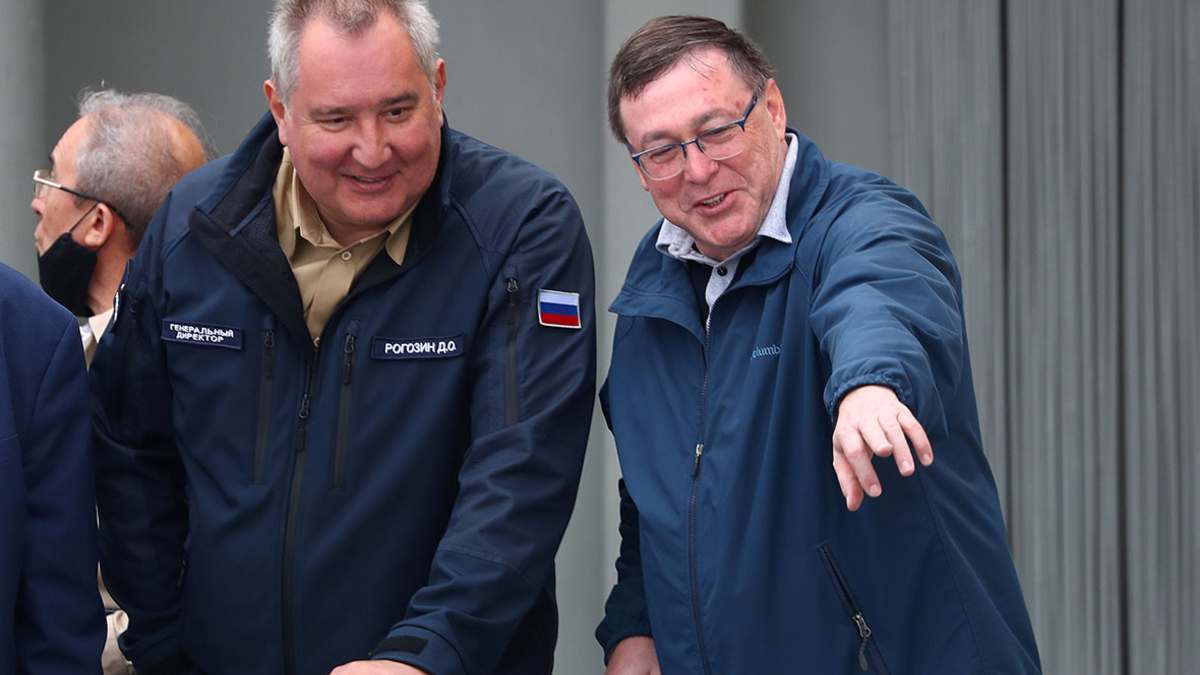 Руслан Мухамеджанов (справa)