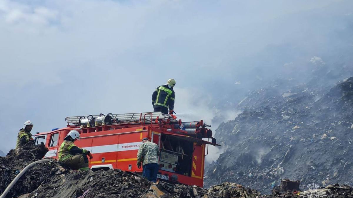 МЧС: пожар на мусорном полигоне в Круглово потушили за неделю — РБК