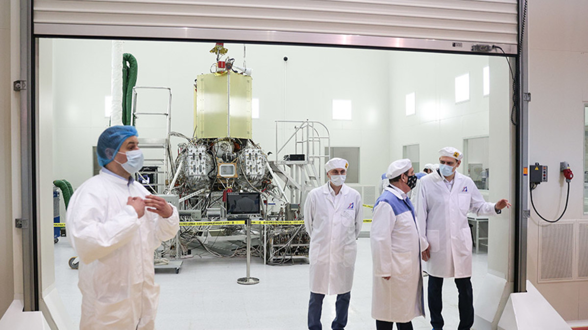 Автоматическую станцию «Луна-25» разработали сотрудники ракетно-космического комплекса «НПО имени С.А. Лавочкина». Это будет первая станция в истории современной России, которая долетит до поверхности Луны, последний советский спускаемый аппарат побывал на спутнике в 1976 году