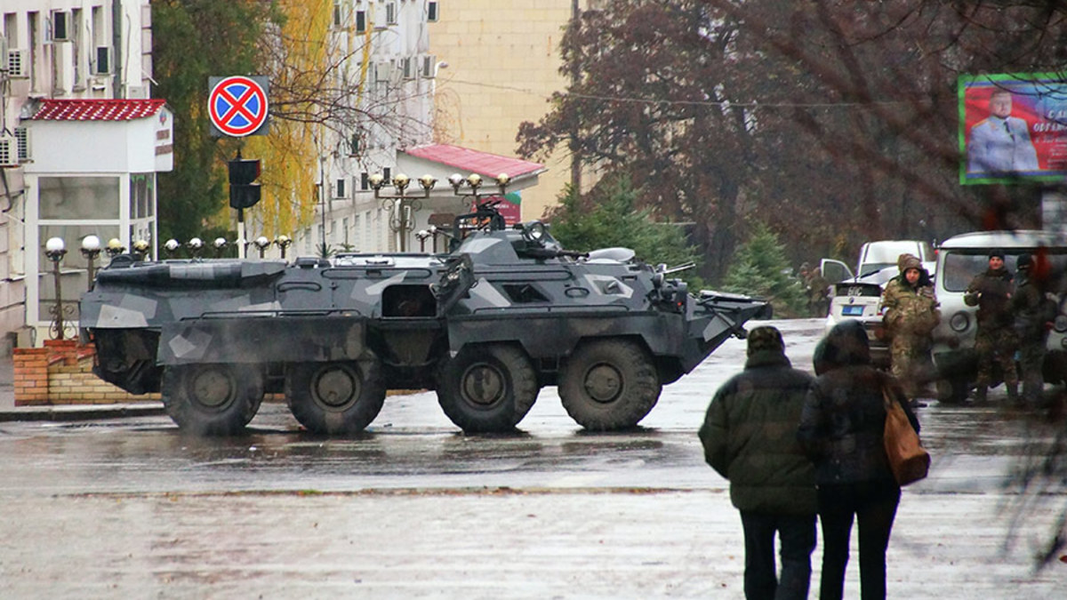 Неизвестные в центре Луганска: противостояние в столице ЛНР — РБК