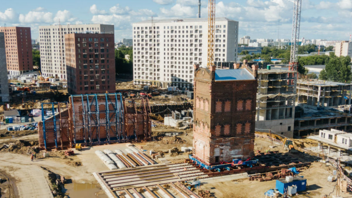 Появилось видео передвижки исторического здания в Москве :: Город :: РБК  Недвижимость