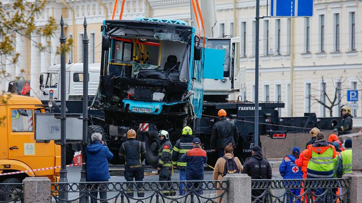 Главу автоколонны попросили арестовать после падения автобуса в Мойку — РБК