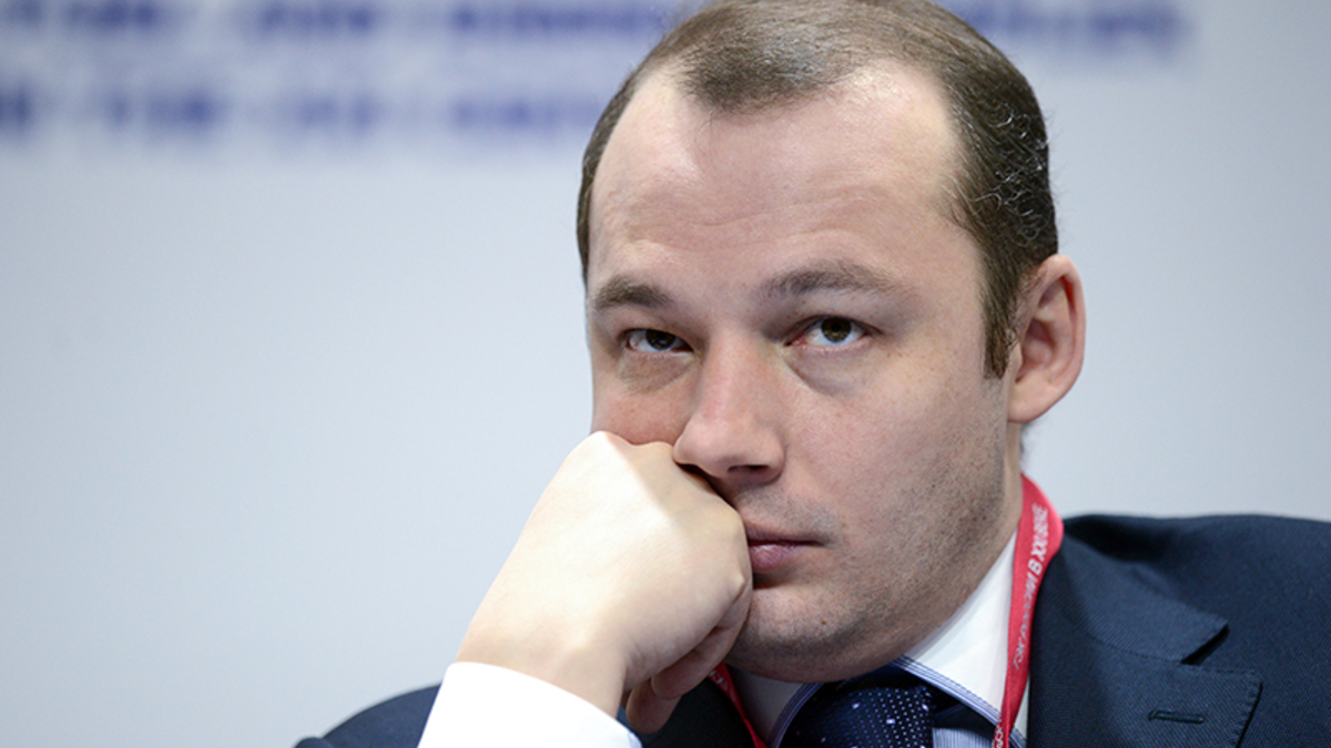 Денис Федоров, генеральный директор &laquo;Газпромэнергохолдинга&raquo; (управляет активами &laquo;Газпрома&raquo; в&nbsp;электроэнергетике) 

Вы&nbsp;же&nbsp;понимаете, что&nbsp;если все падает, то&nbsp;мы расти не&nbsp;можем. Понятно, что&nbsp;недельный тренд не&nbsp;дает макроэкономического понимания, что&nbsp;будет. Будем смотреть, как&nbsp;будет развиваться ситуация, будем ждать каких-то мер правительства. Больше всего это касается сервисных контрактов, которые выражены в&nbsp;евро. Сценарии [действий компании]&nbsp;мы еще месяц-полтора назад&nbsp;начали отрабатывать. Но мы за&nbsp;последнее время ужались уже&nbsp;так, что&nbsp;дальнейшее ужимание&nbsp;несет в&nbsp;себе риски надежности. Поэтому тут скорее государство должно взять на&nbsp;себя какую-то долю ответственности. Раньше нам говорили о&nbsp;высоких тарифах, сейчас мы понимаем, что&nbsp;это не&nbsp;выдерживает никакой критики. Поэтому, если&nbsp;ситуация будет дальше так развиваться, будем спрашивать у правительства, как&nbsp;нам быть
