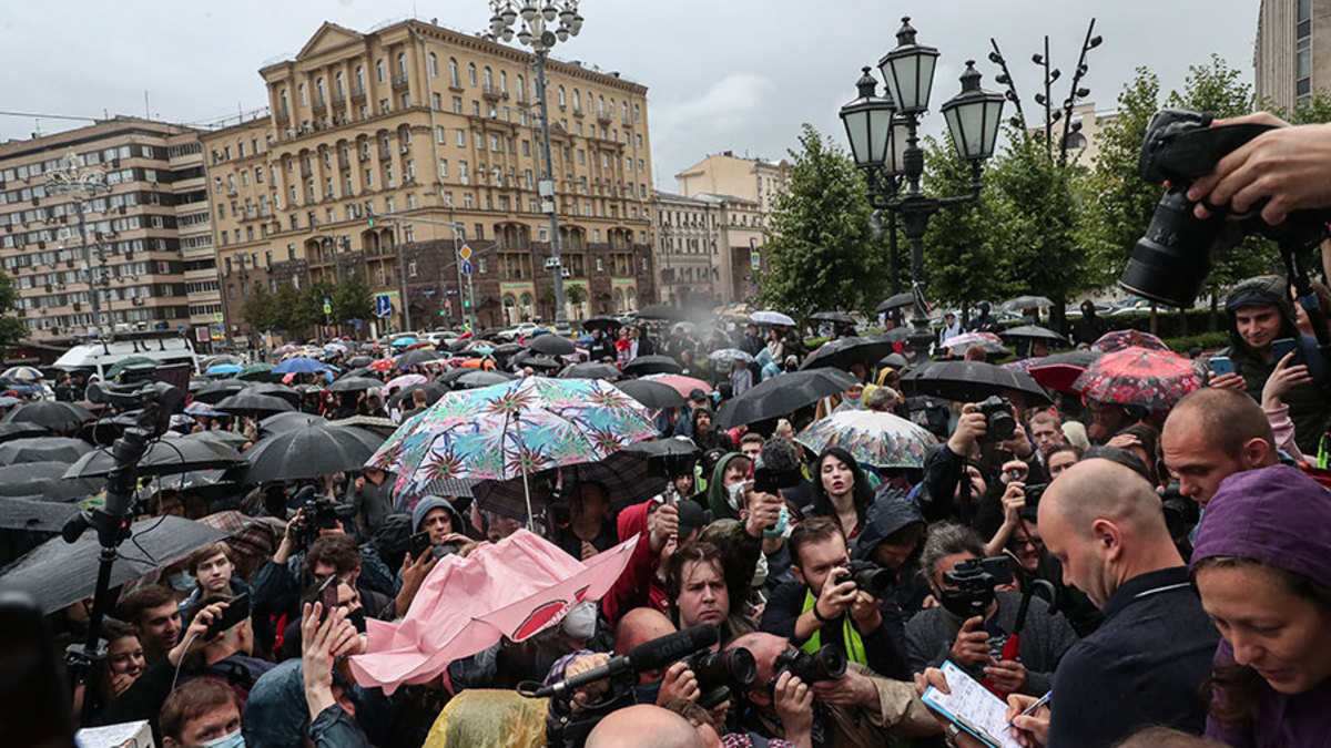 Акция против поправок в Конституцию началась в 19:00 на Пушкинской площади в Москве. Точное количество ее участников неизвестно