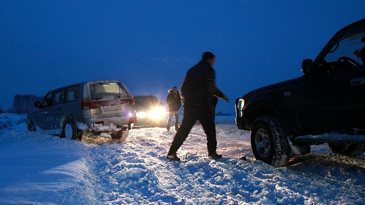 Две лопаты, навигатор и сугробы по пояс :: Autonews