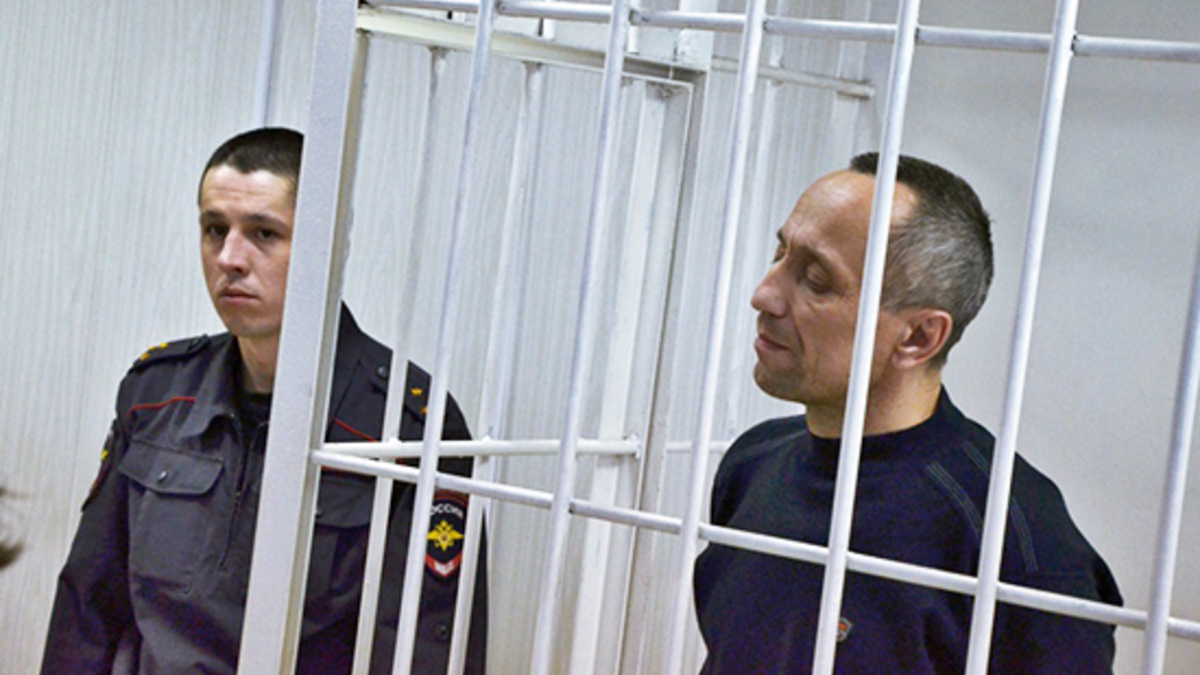 Михаил Попков (справа)