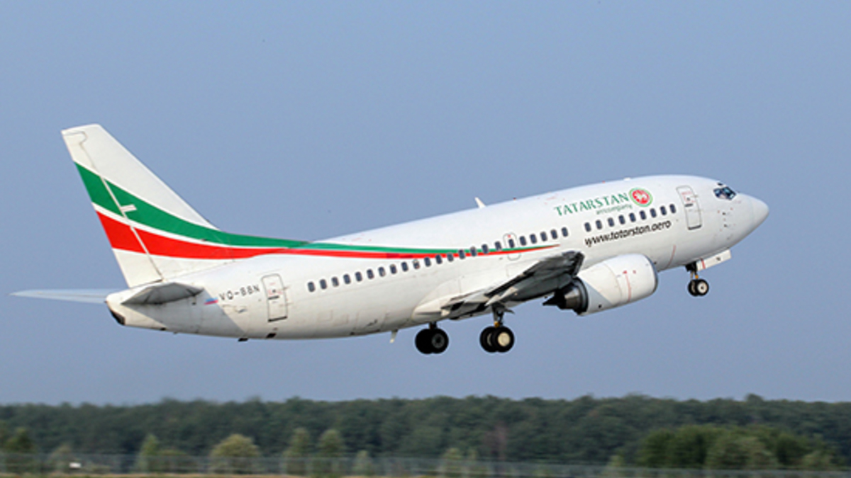 Пассажирский самолет Boeing 737-500 авиакомпании «Татарстан» во время взлета в аэропорту Казани, архивное фото