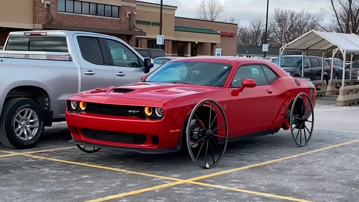 Dodge Challenger с 717-сильным мотором получил колеса от кареты. Видео ::  Autonews