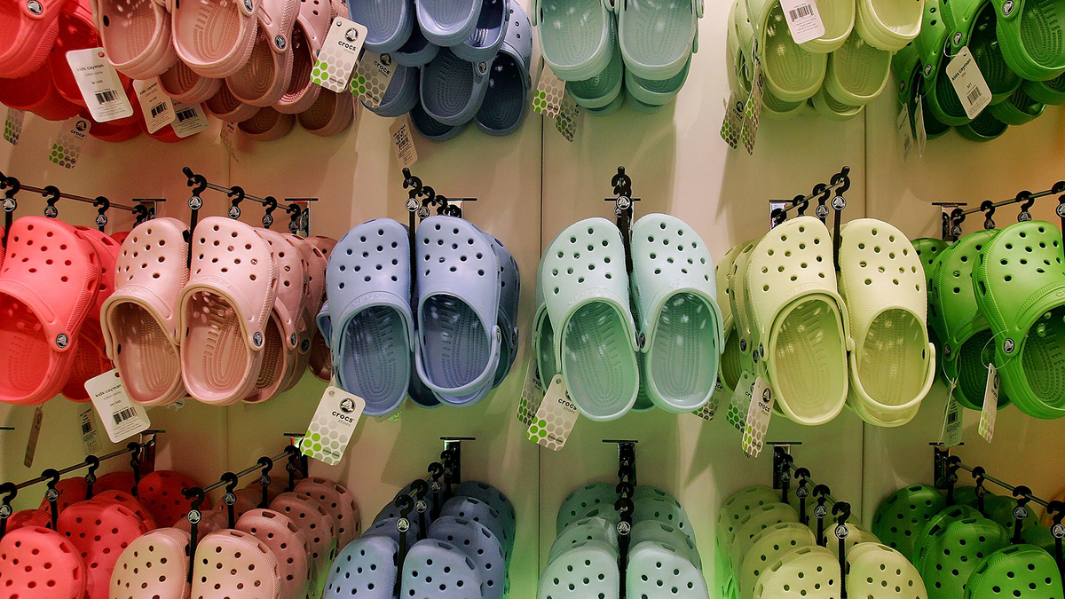 Crocs возобновит работу в России под управлением нового оператора - РБК  Инвестиции