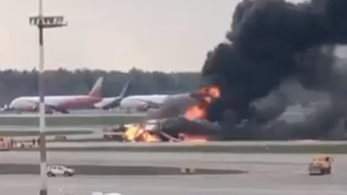 Горящий самолет. Видео очевидцев