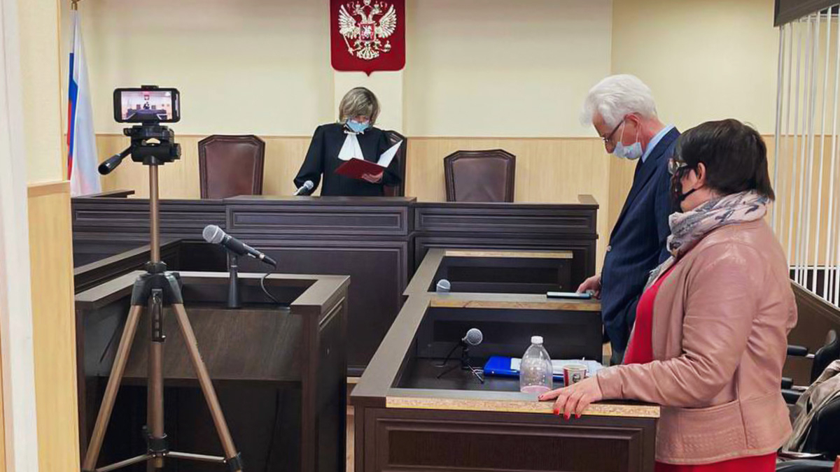 Михаил Бирюков и Юлия Галямина на заседании в Новгородском областном суде