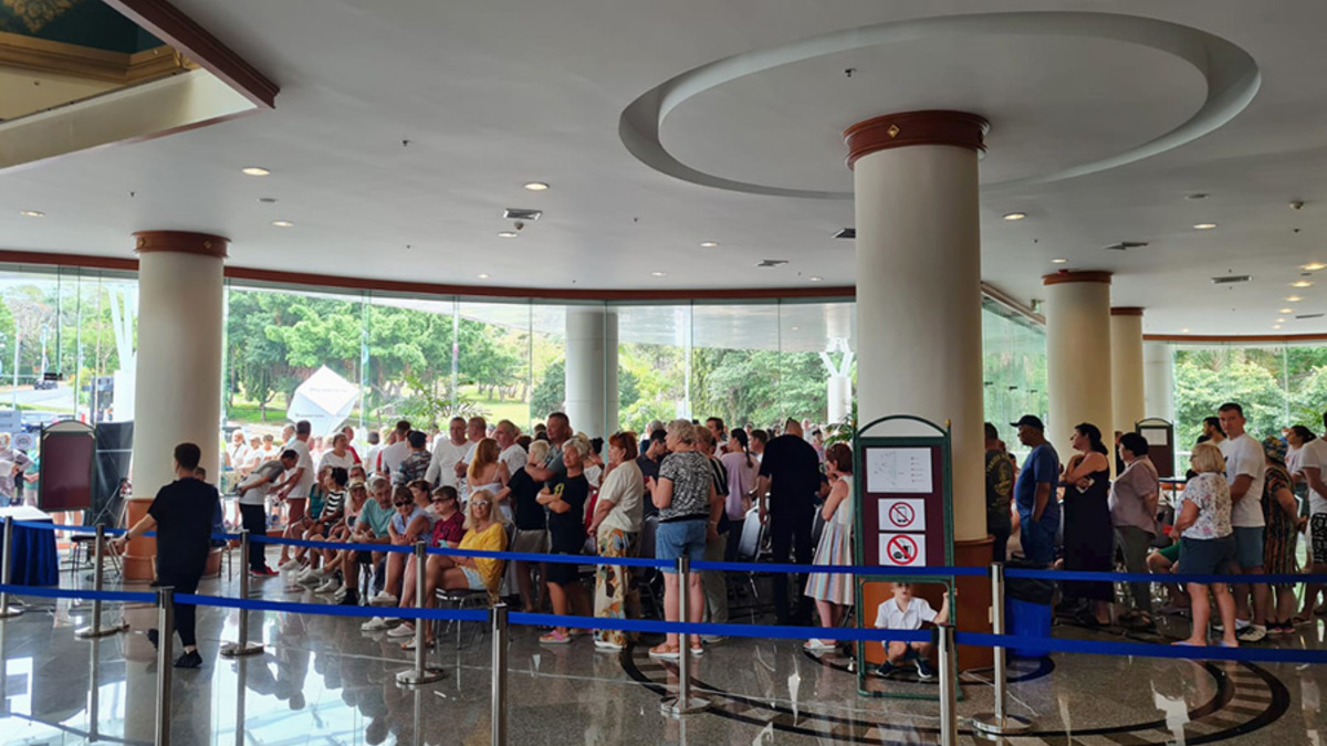 На фото: выездное голосование на выборах президента в гостинице «Royal Cliff Grand Hotel Pattaya» в Паттайе, Таиланд.
В Таиланде на избирательных участках выстроились очереди из россиян, желающих проголосовать, сообщал МИД. В связи с «высокой активностью избирателей» участковая избирательная комиссия посольства направила дополнительных сотрудников в пункт проведения голосования. Кроме того, время голосования 16 марта продлили на два часа — до 20:00 по местному времени.