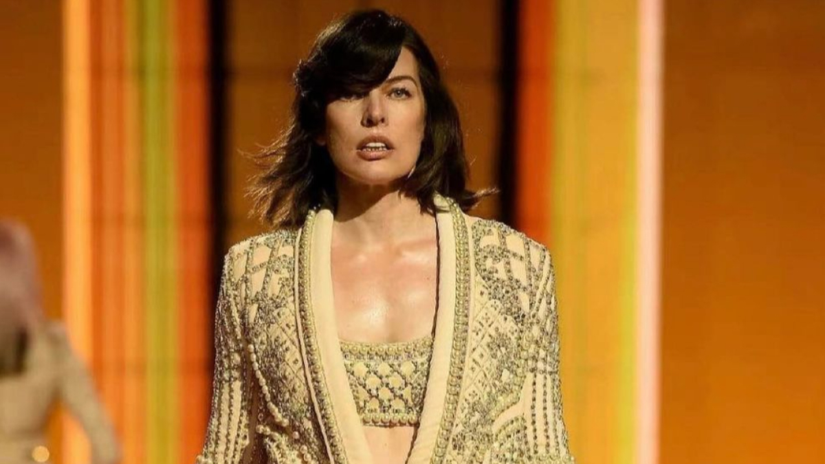Милла Йовович на показе Balmain
