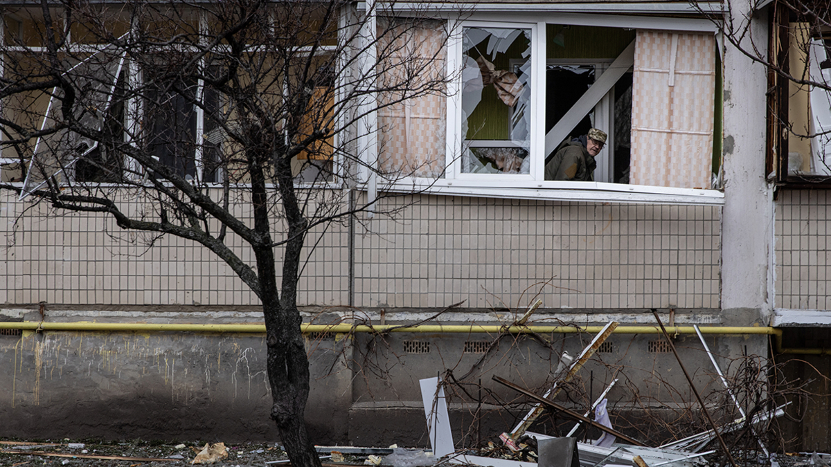 Власти Киева попросили жителей Оболонского района не выходить из домов — РБК