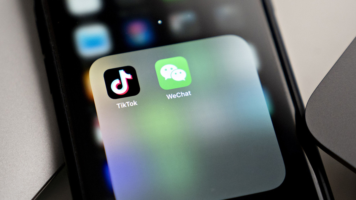 Власти США запретили скачивать TikTok и WeChat. Что важно знать — РБК