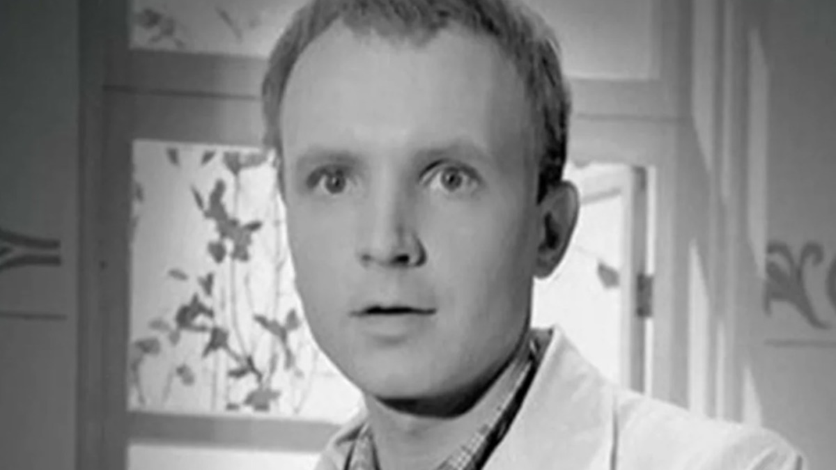 Андрей Мягков родился в Ленинграде, его отец был кандидатом технических наук, педагогом, а мать — инженером-механиком. С детства его интересовала актерская профессия, но отец настоял: «Андрей, я тебя прошу, поступи в институт, получи профессию, а потом будешь заниматься этой глупостью», — вспоминал актер в документальном фильме «О чем молчит Андрей Мягков».
Он окончил Ленинградский химико-технологический институт (сейчас Санкт-Петербургский государственный технологический институт (технический университет). — РБК), но любовь к сцене сохранил. После учебы Мягков участвовал в любительских спектаклях и вскоре отправился в Москву и поступил в Школу-студию МХАТ на курс Василия Маркова