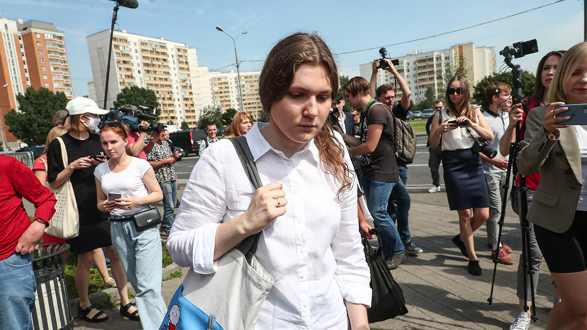 Фигурантка дела «Нового величия» Анна Павликова перед заседанием суда. На момент задержания в 2018 году она была несовершеннолетней. Она получила четыре года условно, как и просила прокуратура