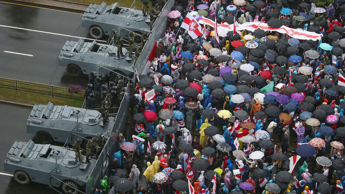 Лукашенко разрешил использовать боевую технику для разгона митингов — РБК