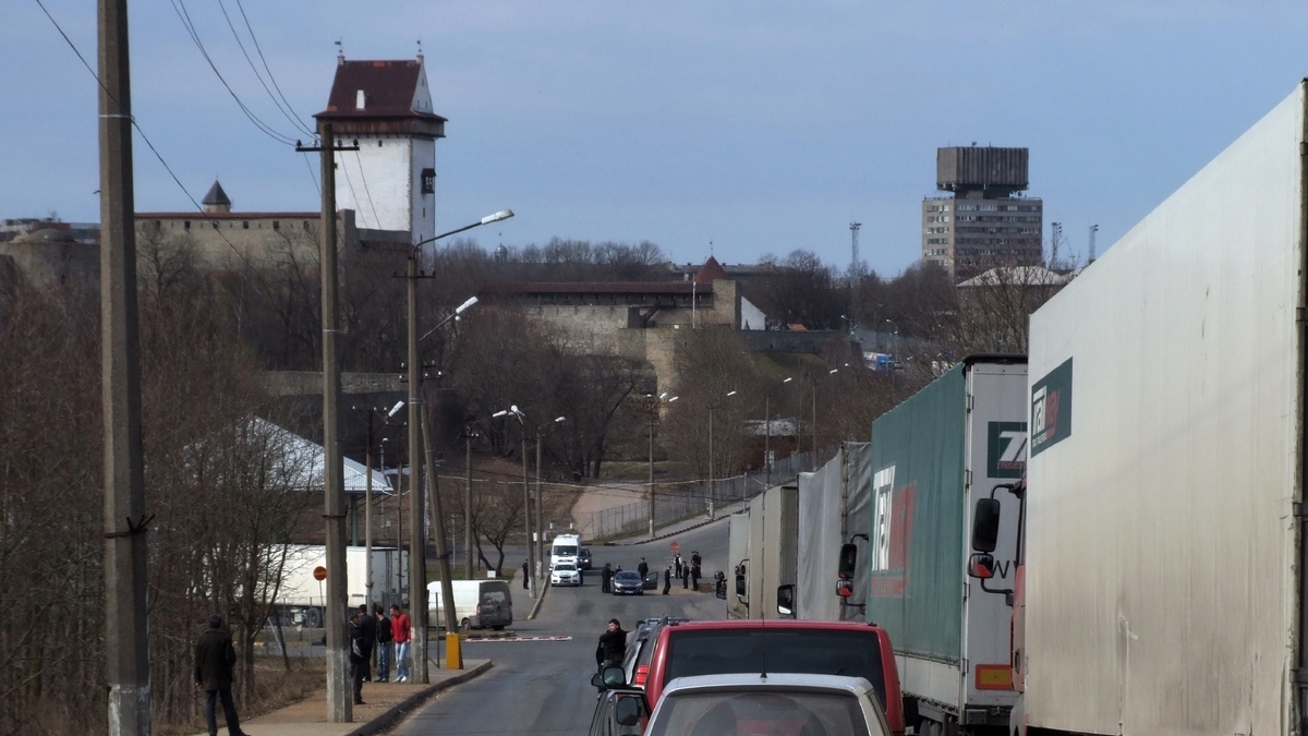 В Петербурге опровергли данные о скором закрытии границы с Эстонией — РБК