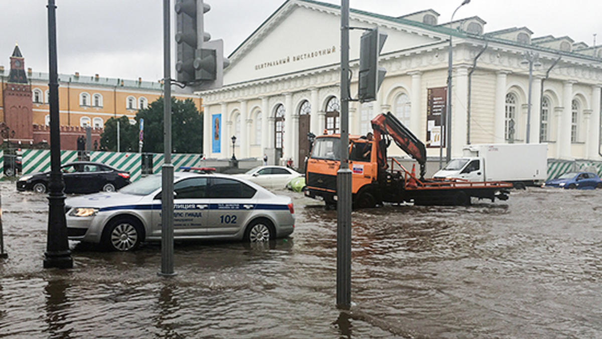 Будет ли сегодня дождь в москве. Потоп 2016 в Москве. Наводнение в Москве. Затопленная Москва. Потоп в Москве.