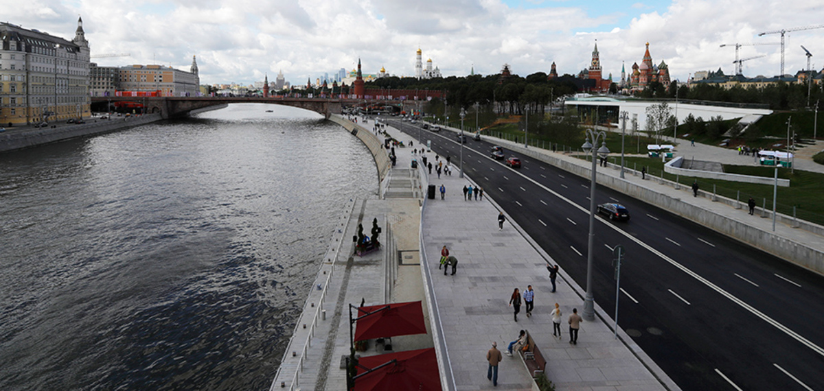 Причал зарядье москва москворецкая набережная отзывы. Москворецкая набережная Зарядье. Малый Москворецкий мост. Большой Москворецкий мост в Москве набережная. Зарядье вид с Москворецкого моста.