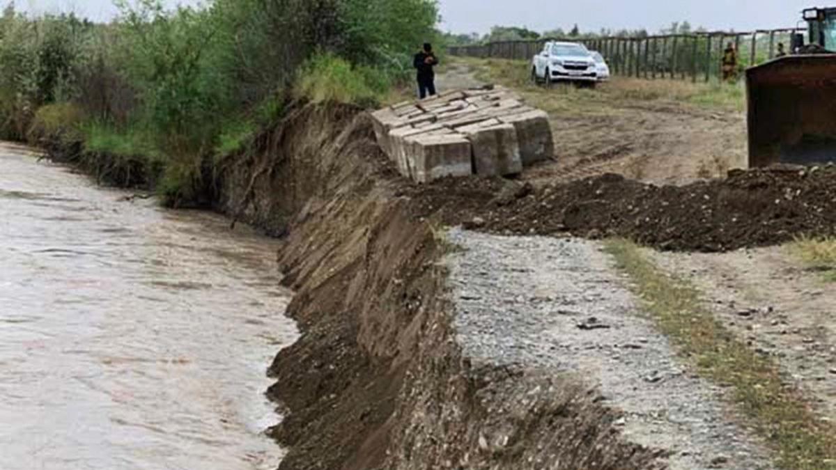 В Таджикистане спасли российских туристов, застрявших в машине из-за селя —  РБК