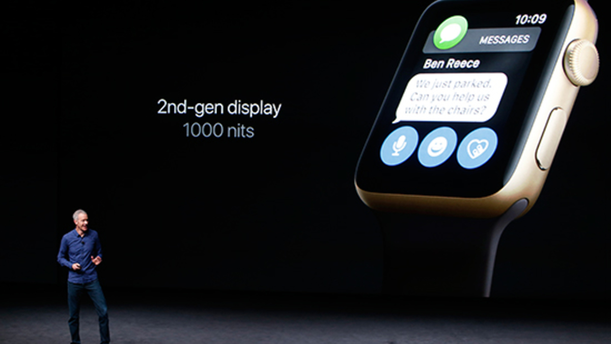 Вице-президент Apple Джефф Уильямс во время презентации Apple Watch Series 2