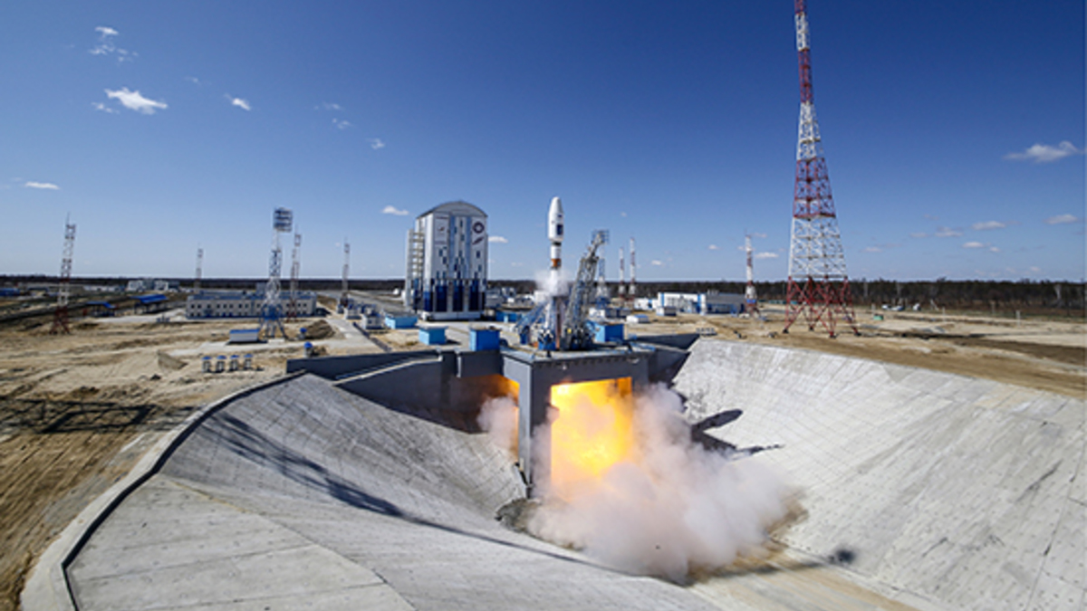Ракета-носитель &laquo;Союз-2.1а&raquo; с&nbsp;российскими космическими аппаратами &laquo;Ломоносов&raquo;, &laquo;Аист-2Д&raquo; и&nbsp;SamSat-218 во&nbsp;время запуска со&nbsp;стартового комплекса космодрома Восточный


