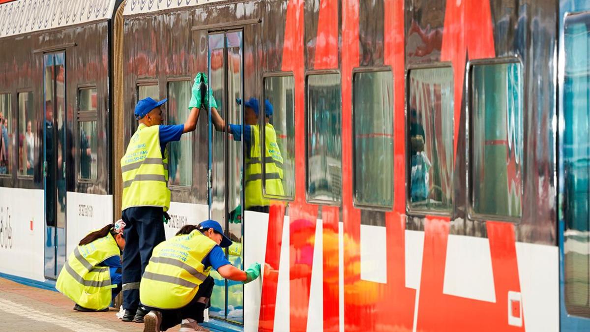 В Подмосковье убрали с путей поезд с оторвавшимся вагоном — РБК