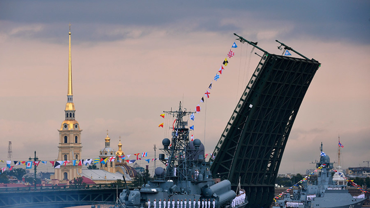 Санкт-Петербург. Малый ракетный корабль проекта 1234 «Пассат» и малый ракетный корабль проекта 21631 «Серпухов» (слева направо) у Дворцового моста