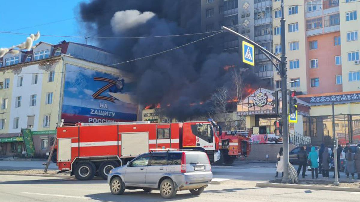 В центре Якутска загорелся торговый центр — РБК