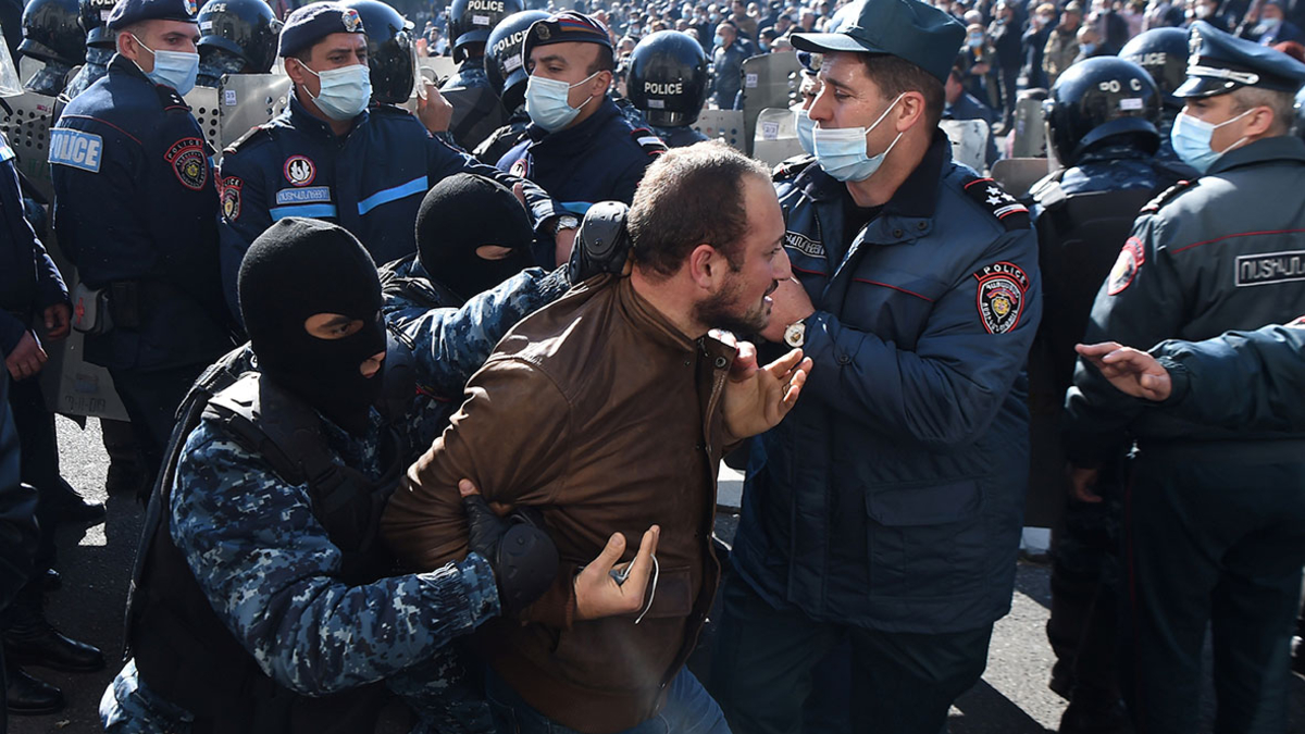 Полиция задержала больше 100 человек на митинге в Ереване — РБК